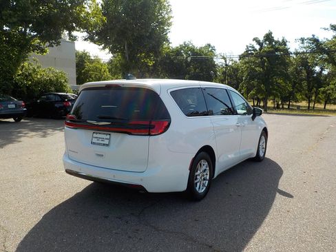 Used 2023 Chrysler Pacifica Touring-L image 4
