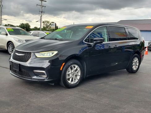 Used 2023 Chrysler Pacifica Touring-L FWD image 2