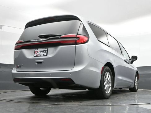 Used 2023 Chrysler Pacifica Touring-L FWD image 40