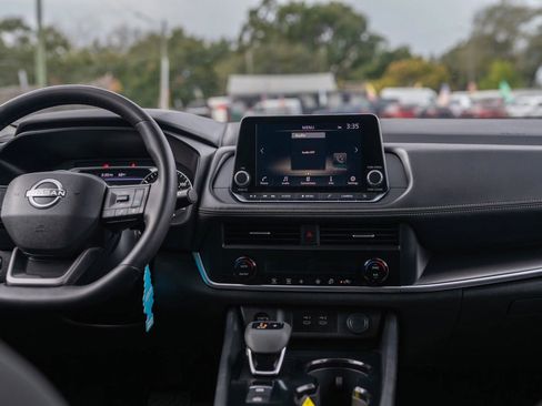 Used 2025 Nissan Rogue SV image 17