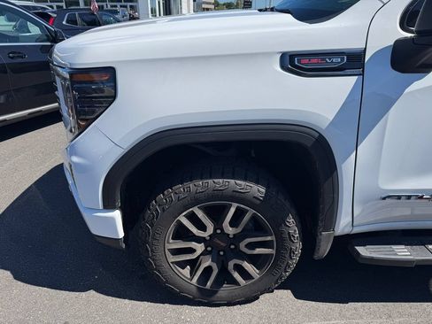 Used 2024 GMC Sierra 1500 AT4 w/ Technology Package AWD/4WD image 9