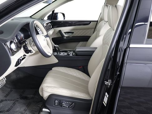 Used 2020 Bentley Bentayga Plug-In Hybrid AWD/4WD image 38