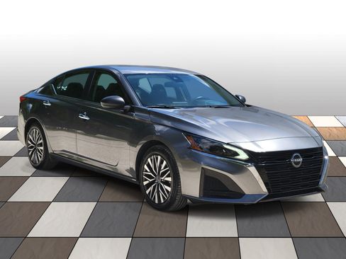Used 2024 Nissan Altima 2.5 SV FWD image 3