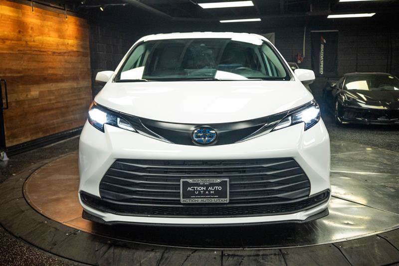 Used 2024 Toyota Sienna LE AWD/4WD image 4