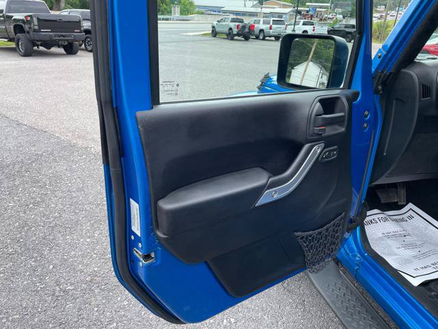 Used 2015 Jeep Wrangler Unlimited Sahara w/ Connectivity Group AWD/4WD image 14