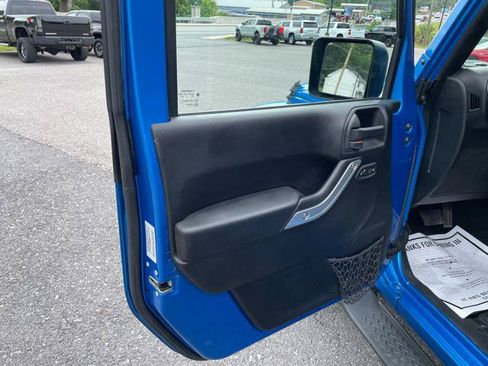 Used 2015 Jeep Wrangler Unlimited Sahara w/ Connectivity Group AWD/4WD image 14