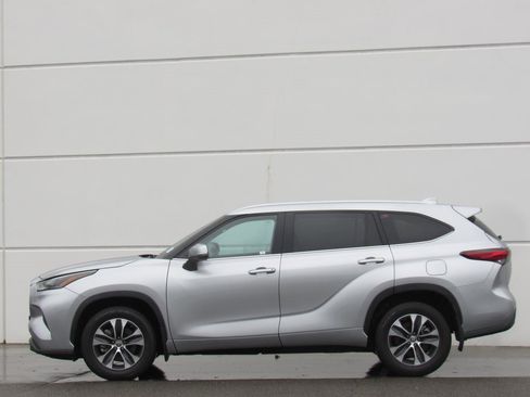 Certified 2022 Toyota Highlander XLE image 4