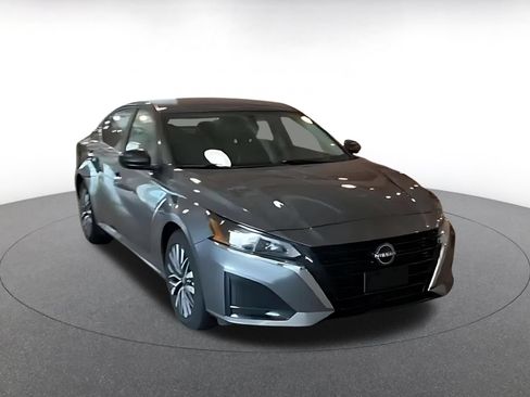 Used 2025 Nissan Altima 2.5 SV FWD image 14
