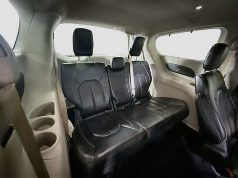 Used 2022 Chrysler Pacifica Touring-L FWD image 42