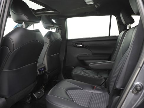 Used 2025 Toyota Highlander XSE AWD/4WD image 16