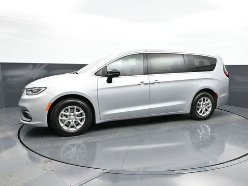 New 2026 Chrysler Pacifica Select image 7