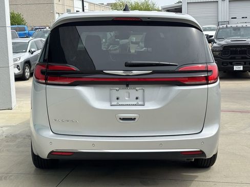 New 2026 Chrysler Pacifica Select FWD image 4