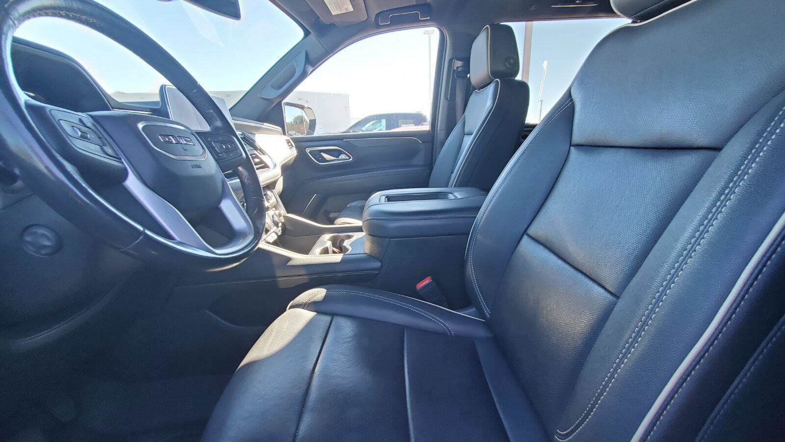 Used 2022 GMC Yukon XL SLT w/ SLT Premium Package AWD/4WD image 3