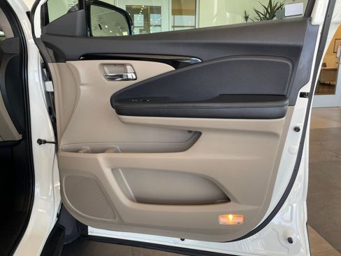 Used 2018 Honda Pilot Touring image 16