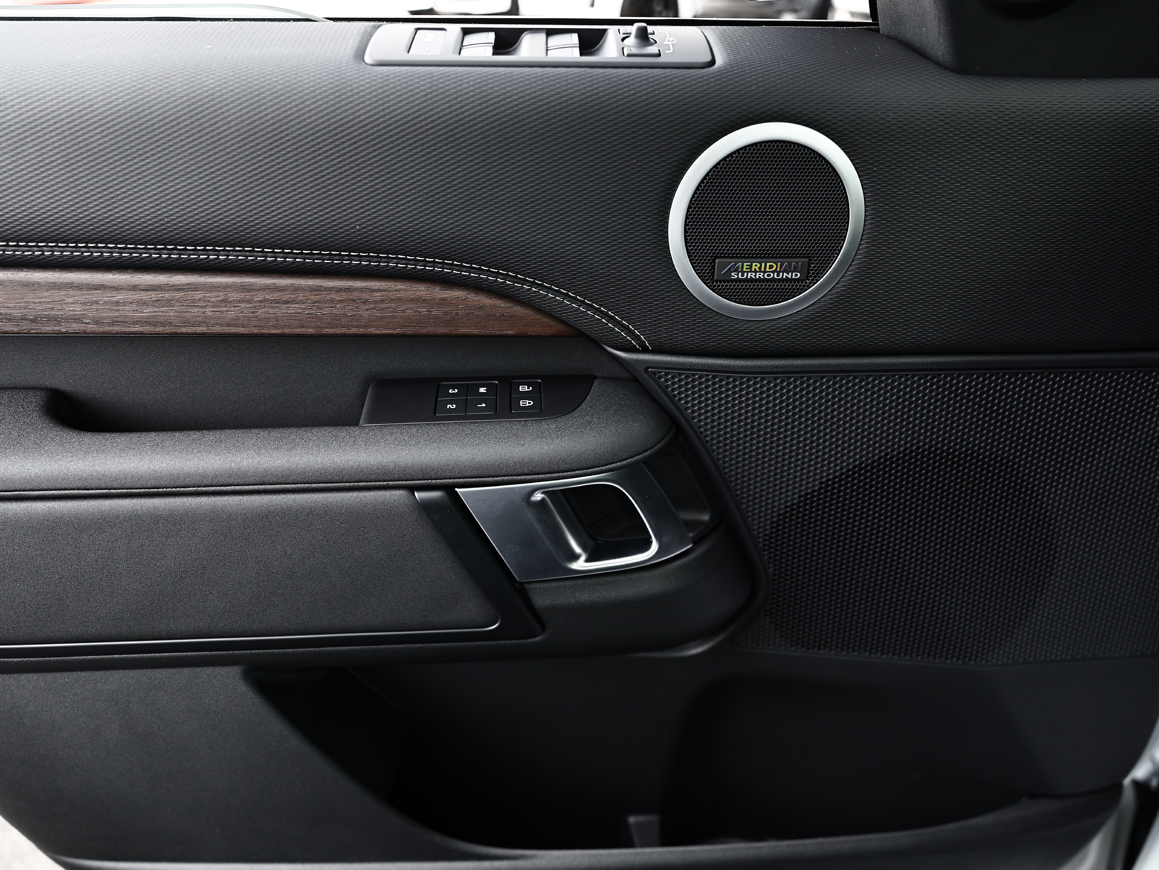 New 2026 Land Rover Discovery Dynamic SE AWD/4WD image 15