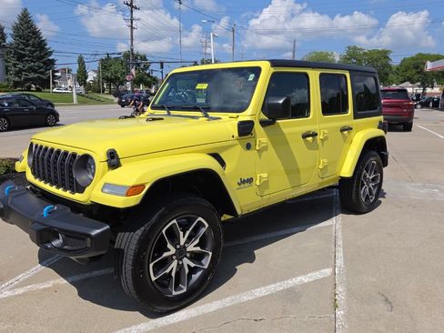 Used 2024 Jeep Wrangler Unlimited w/ Convenience Group AWD/4WD image 7