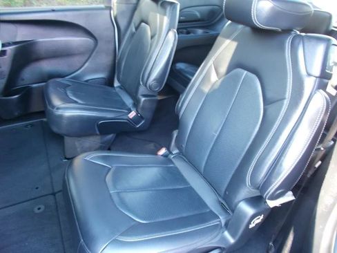 Used 2019 Chrysler Pacifica Touring-L Plus w/ Advanced Safetytec Group image 25