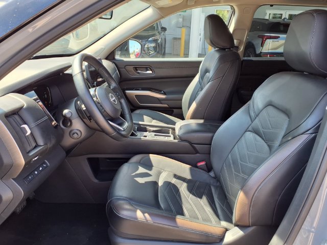 Certified 2025 Nissan Pathfinder Platinum FWD image 17