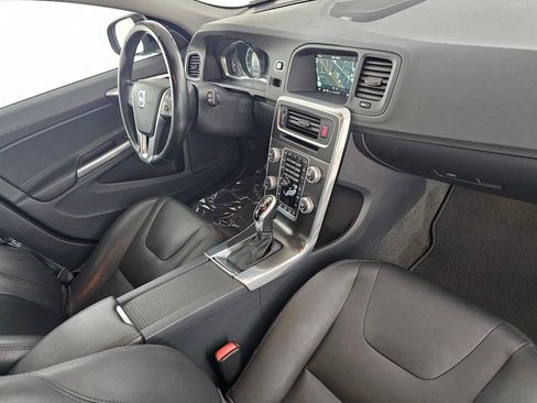 Used 2016 Volvo V60 T5 Platinum image 11