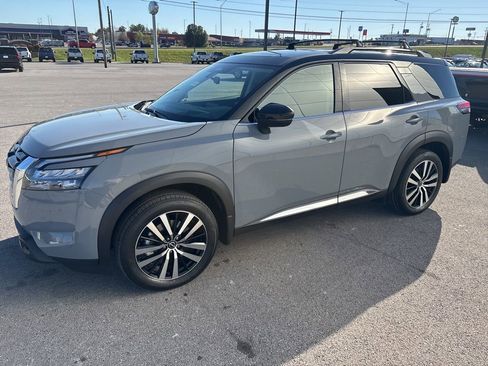 New 2025 Nissan Pathfinder Platinum FWD image 6