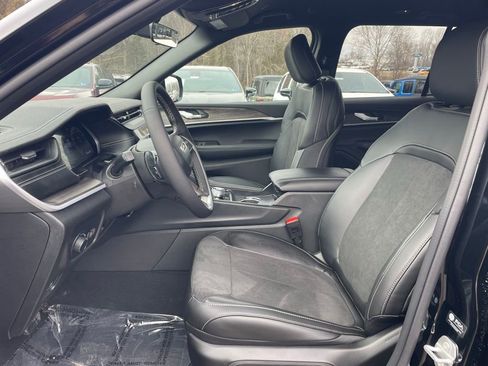 New 2026 Jeep Grand Cherokee Laredo image 2