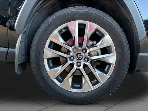 Used 2019 Toyota RAV4 Limited w/ Cold Weather Package FWD image 11