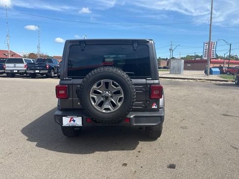 Used 2018 Jeep Wrangler Unlimited Sahara AWD/4WD image 4