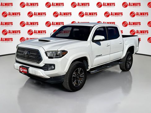 Used 2017 Toyota Tacoma TRD Sport image 1