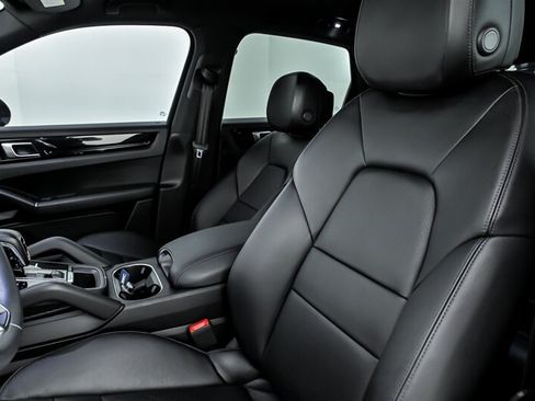 Used 2023 Porsche Cayenne AWD/4WD image 17