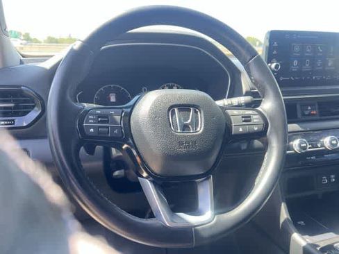 Used 2025 Honda Pilot Touring image 17