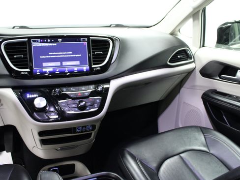 Used 2024 Chrysler Pacifica Touring-L FWD image 20