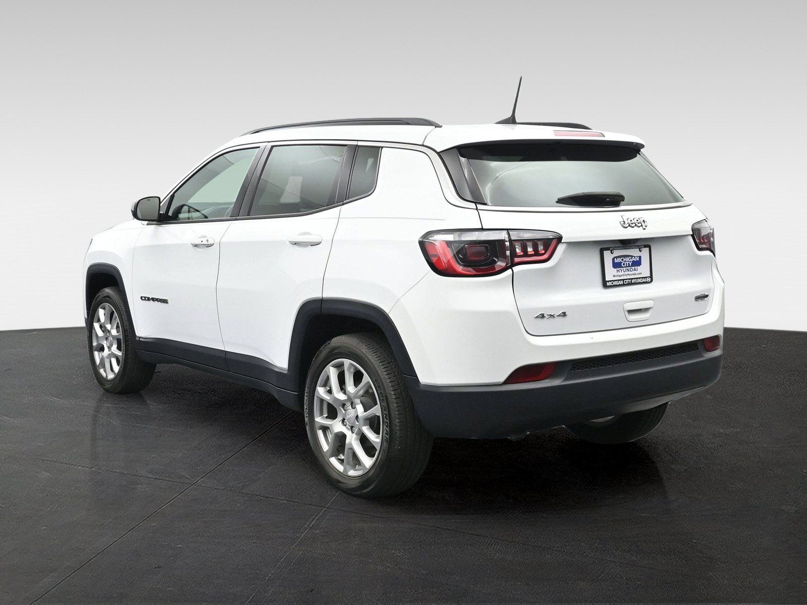 Used 2023 Jeep Compass Latitude AWD/4WD image 2