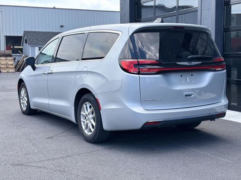 Used 2023 Chrysler Pacifica Touring-L FWD image 4