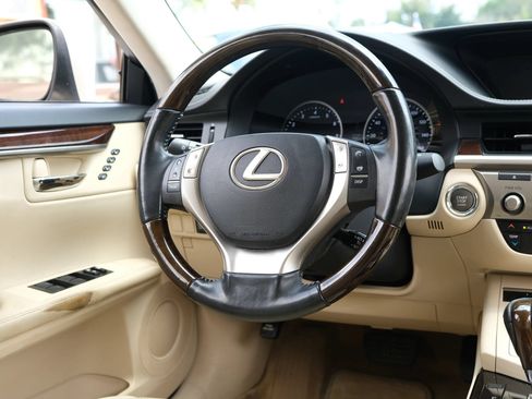 Used 2014 Lexus ES 350 w/ Luxury Package FWD image 26