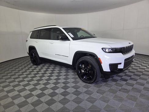 Used 2023 Jeep Grand Cherokee L Laredo RWD image 3