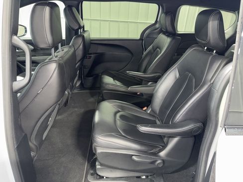 Used 2024 Chrysler Pacifica Select image 17