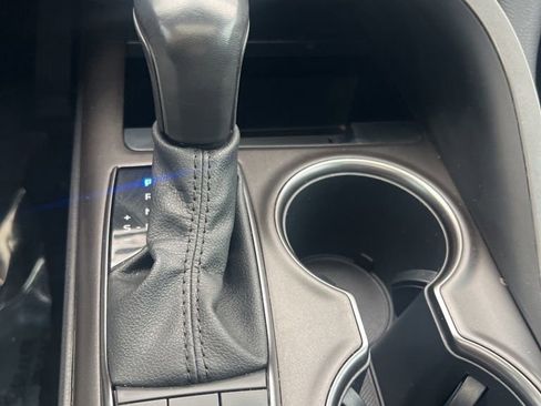 Used 2022 Toyota Camry SE w/ Cold Weather Package image 9