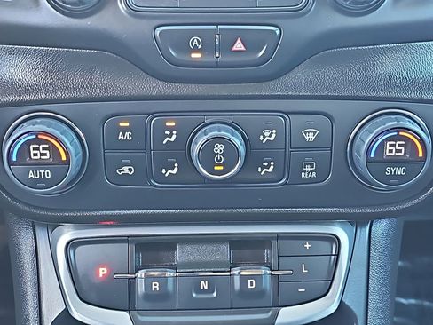 Used 2022 GMC Terrain SLT image 21