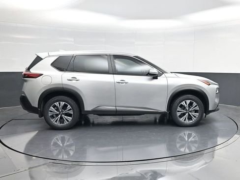 Used 2023 Nissan Rogue SV image 2