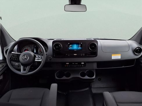 Used 2024 Mercedes-Benz Sprinter 2500 image 18