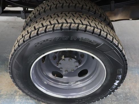 Used 2015 Ford F550 2WD Regular Cab Super Duty image 24