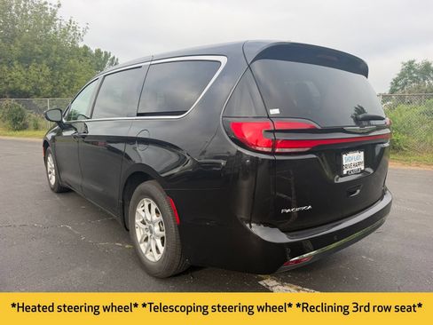 Used 2023 Chrysler Pacifica Touring-L FWD image 9