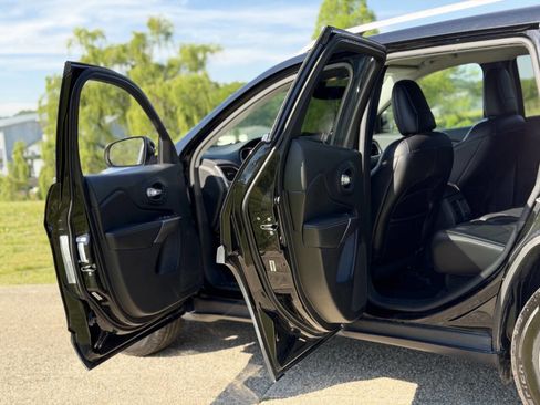 Used 2019 Jeep Cherokee Limited AWD/4WD image 11