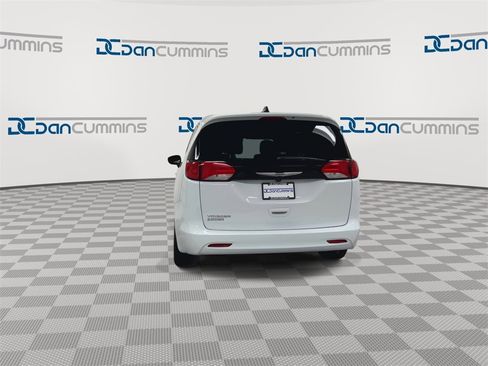 Used 2024 Chrysler Voyager LX image 7