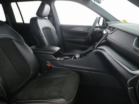 Used 2025 Jeep Grand Cherokee Altitude image 31