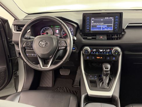 Used 2020 Toyota RAV4 XLE Premium FWD image 28