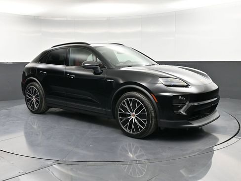 New 2026 Porsche Macan 4 Electric image 10