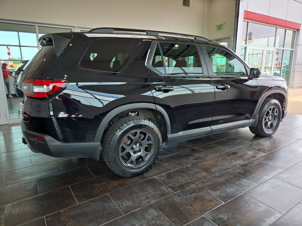 Used 2025 Honda Pilot TrailSport image 9