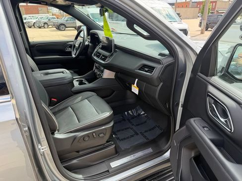 Used 2024 GMC Yukon XL SLT w/ SLT Premium Package AWD/4WD image 4