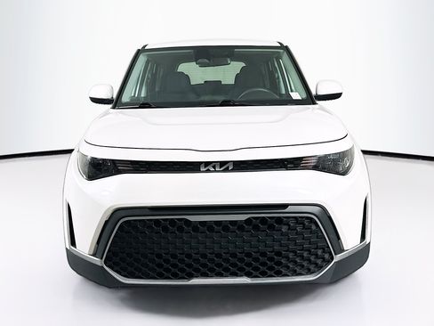 Used 2025 Kia Soul LX w/ LX Technology Package FWD image 2